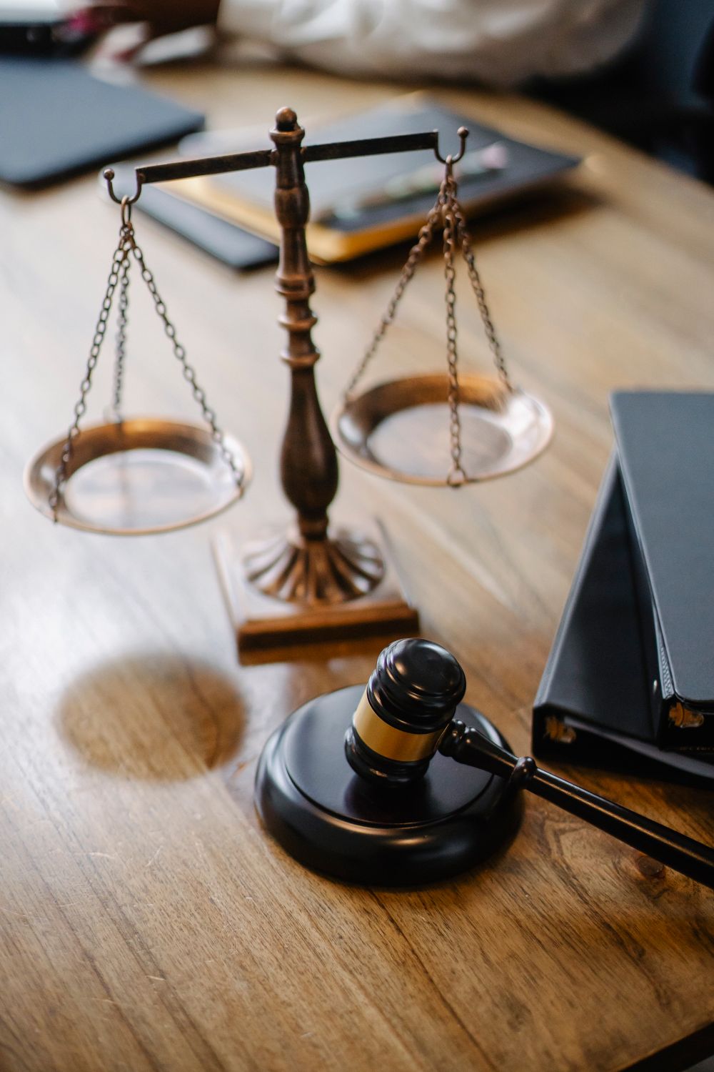 一位律师在家族办公室中向客户解释保单条款